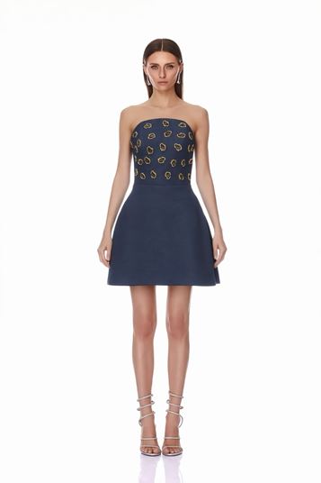 Abito da sera corto blu senza spalline con decorazioni in pietra 